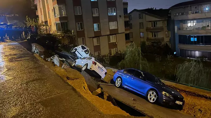 Bursada sağanak nedeniyle çöken istinat duvarının çukuruna park halindeki 4 araç düştü