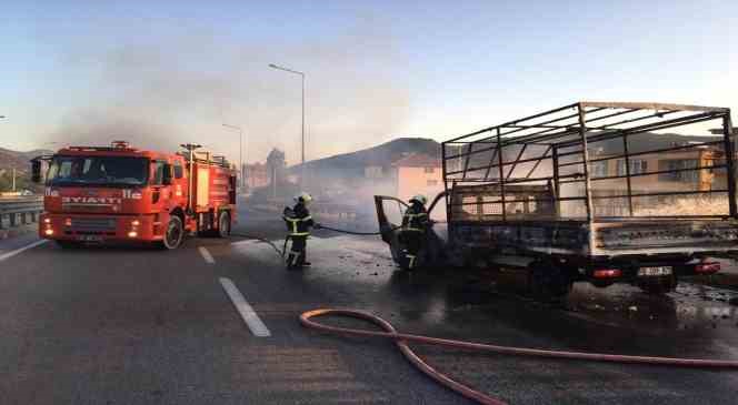 Burdur da seyir halindeki kamyonet alev alev yandı