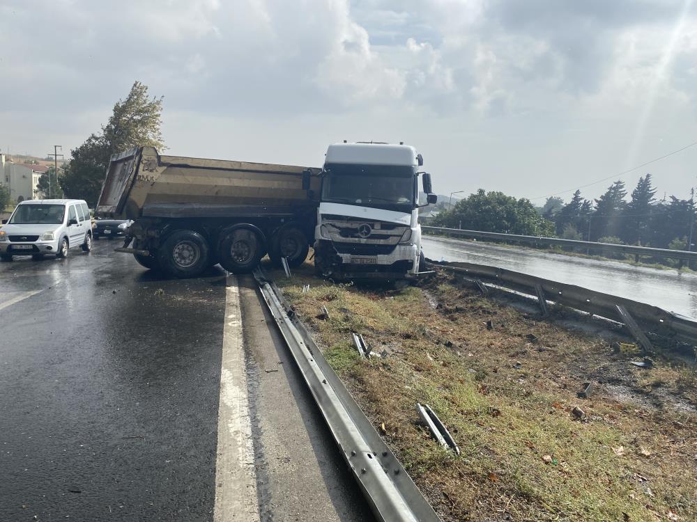 Büyükçekmecede şiddetli yağış kaza getirdi