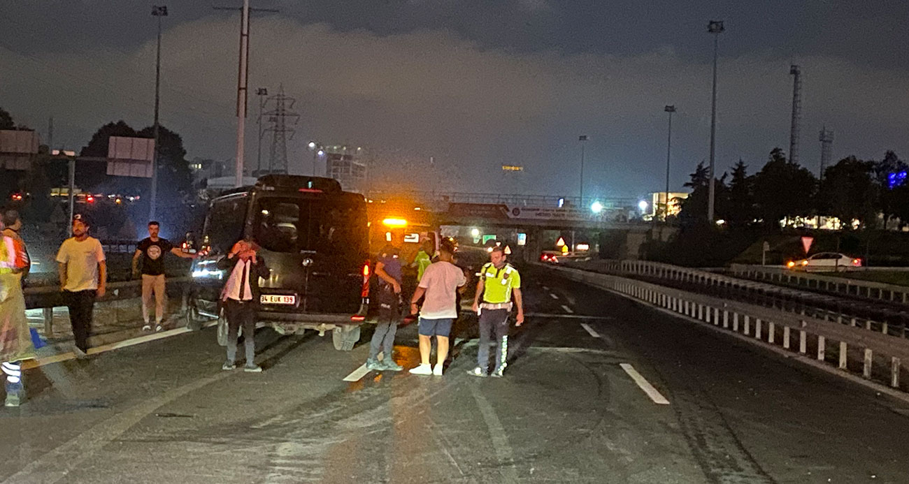 Kaza yaptıktan sonra aracından inen sürücüye minibüs çarptı 1 ağır yaralı