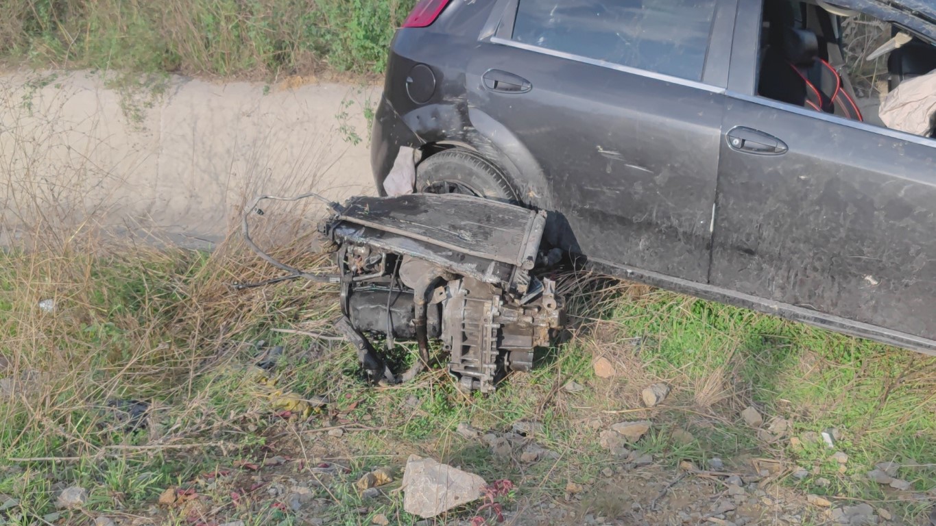 Sultangazideki kazada araç 30 metreden aşağıya uçtu Motoru yerinden fırladı