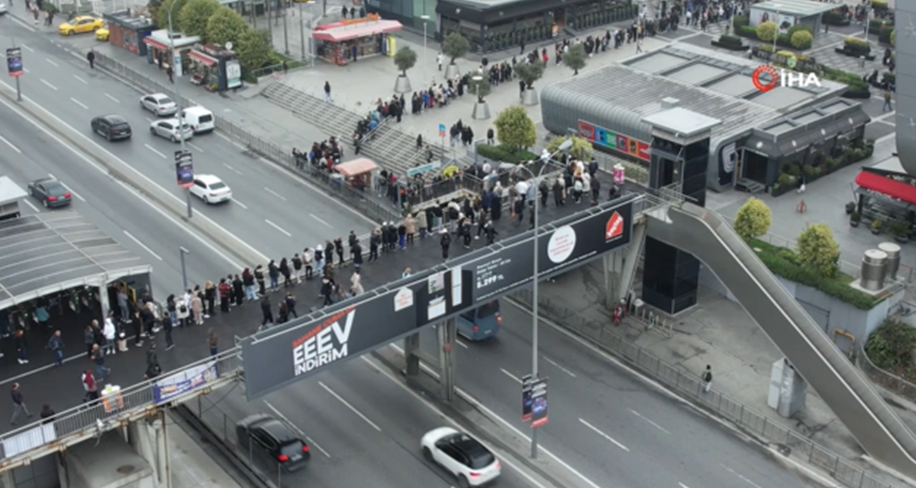 Efsane Kasım indirimi için AVM önünde metrelerce kuyruk oluşturdular