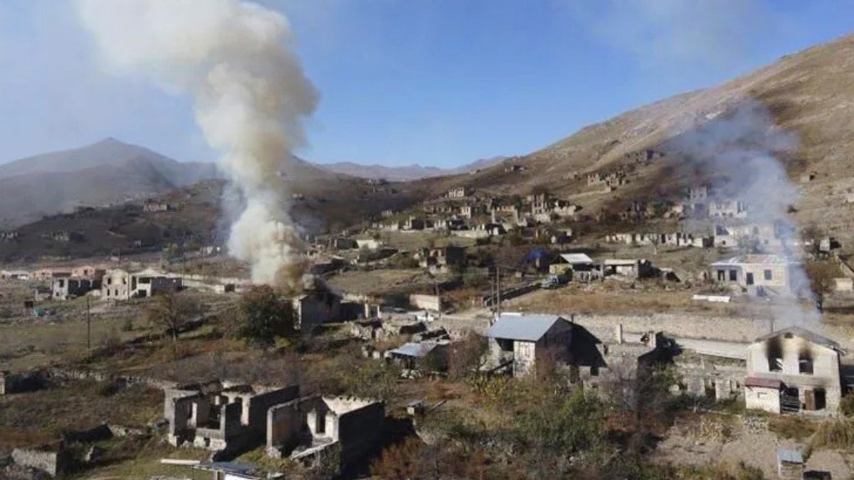 Ermeniler terkettikleri evlerini toplu halde yakıyor