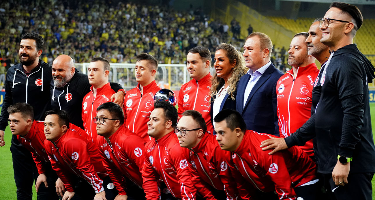 Şampiyon Down Sendromlu Özel Futsal Milli Takımı oyuncuları Fenerbahçe tribünlerini selamladı