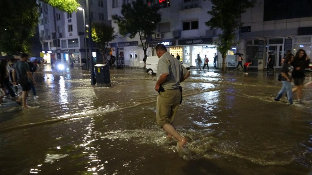 Uşakta yağmur sonrası yollar göle döndü