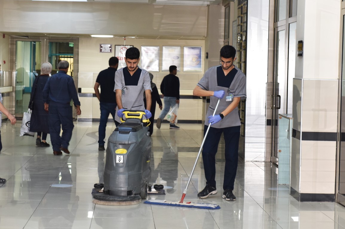 Tıp öğrencileri kazandıkları fakültenin hastanesinde hem okuyor hem çalışıyor