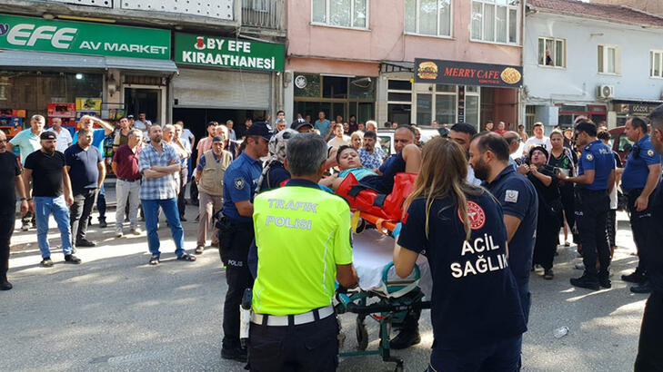 Çocuklarına otomobil çarpan aile ile polis arasında arbede yaşandı