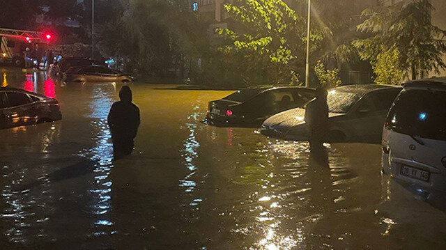 İstanbulda sağanak yağış nedeniyle yollar göle döndü