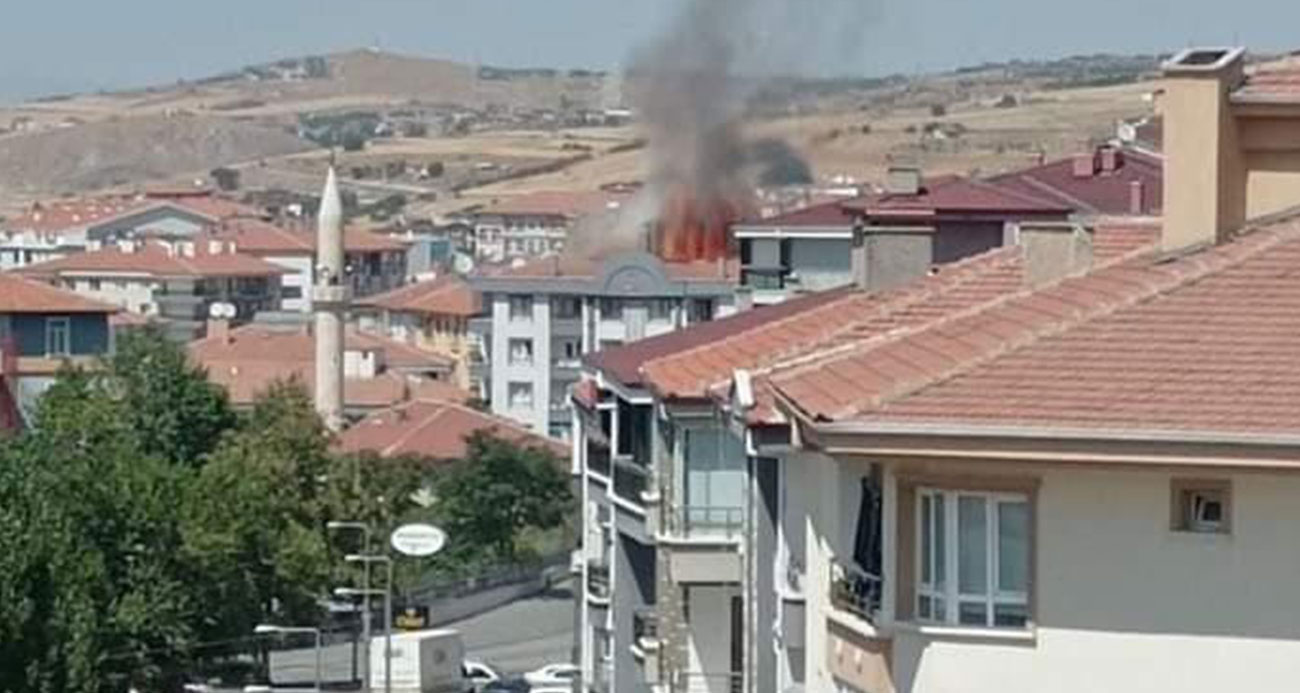 Başkentte alevlerin sardığı apartman çatısı küle döndü