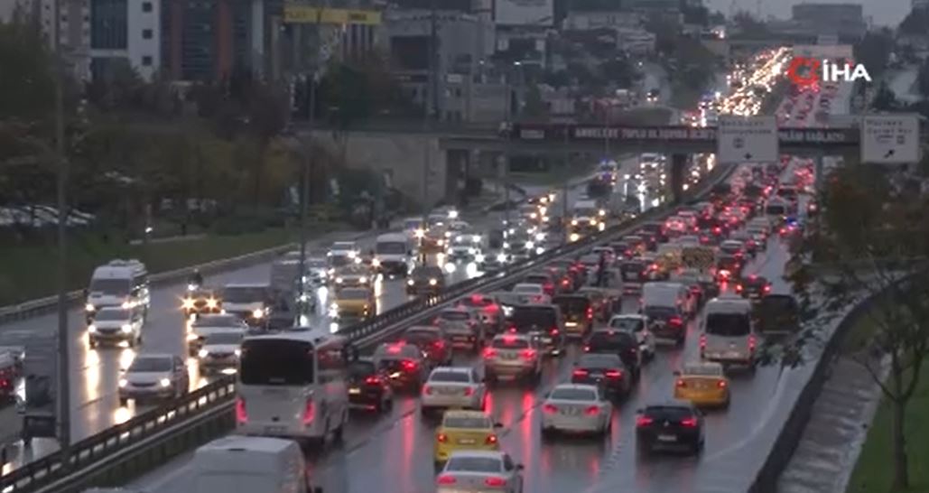 İstanbulda sağanak etkisini gösterdi D 100 Pendik istikametinde uzun araç kuyrukları oluştu