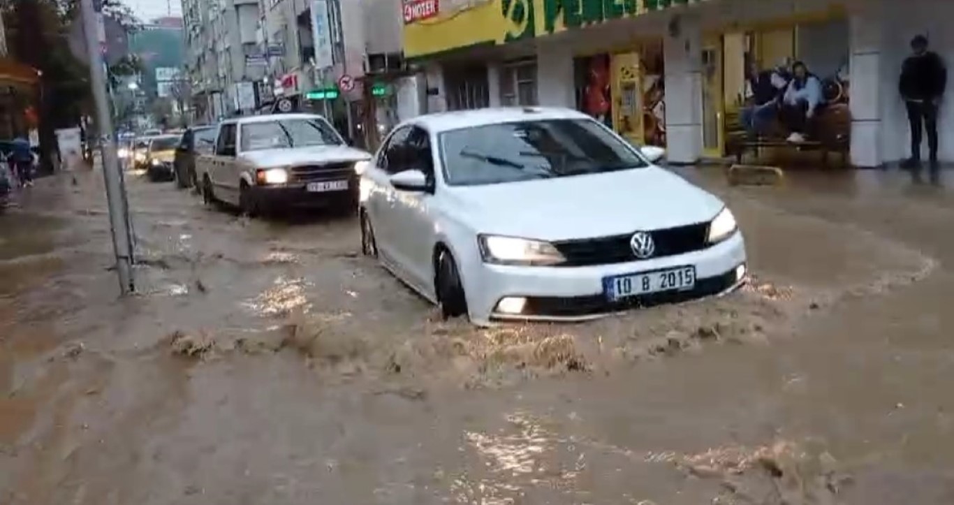 Edremitte 5 dakika sağanak yağış hayatı felç etti Yollar göle döndü