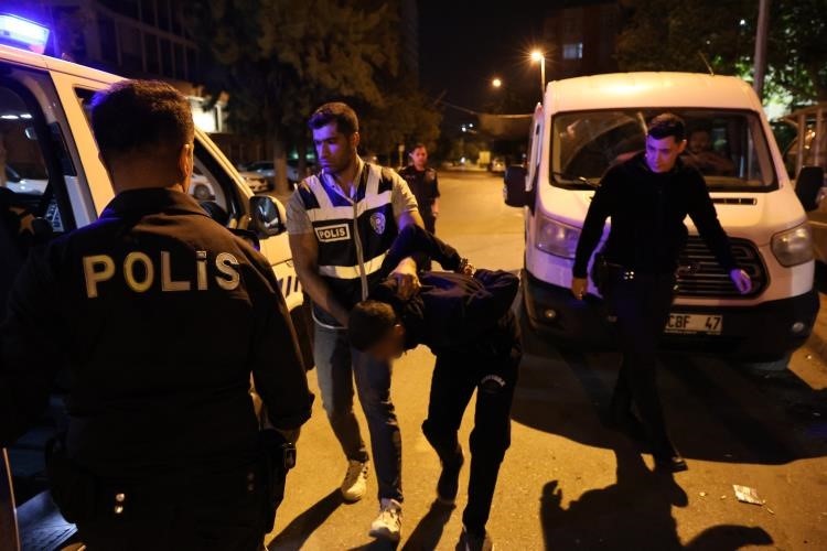 Hükümlü polisi ezip kaçmak istedi polisler aracın lastiklerine ateş edip yakaladı