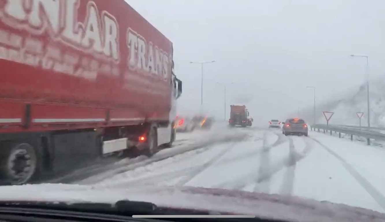 Kuzey Marmara otoyolunda yoğun kar yağışı