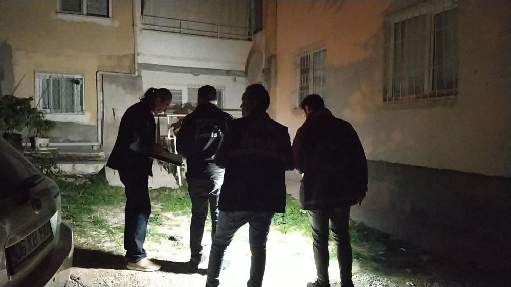 Çorumda bir garip olay Evimde hırsız var diyerek polis çağıran kadın 5 kattan atladı