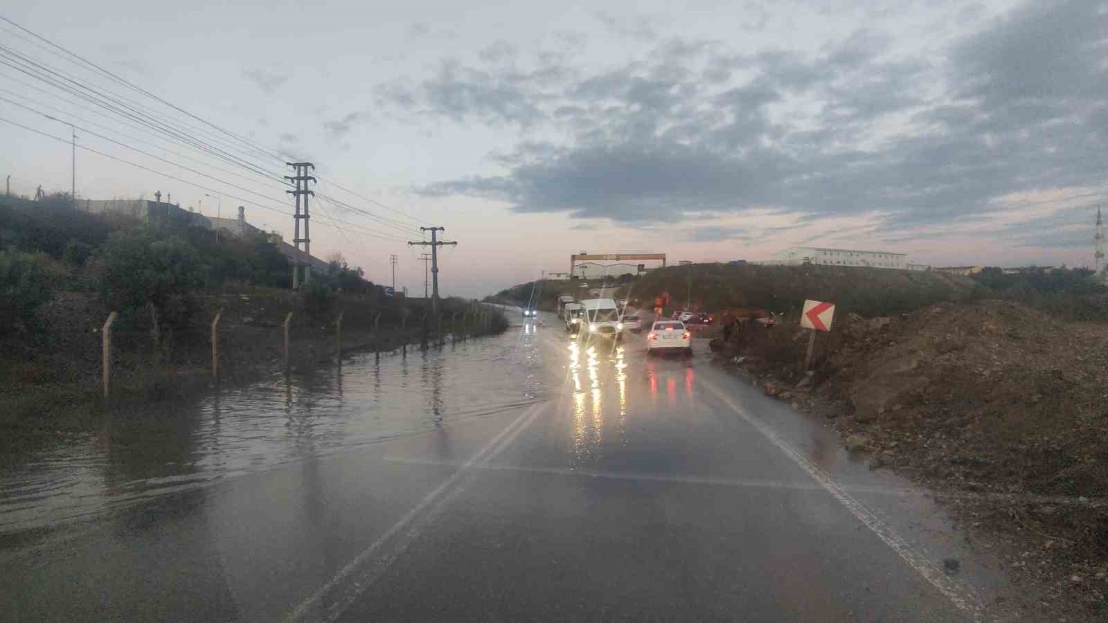 Gemlikte sel suları yolu kapattı trafik aksıyor