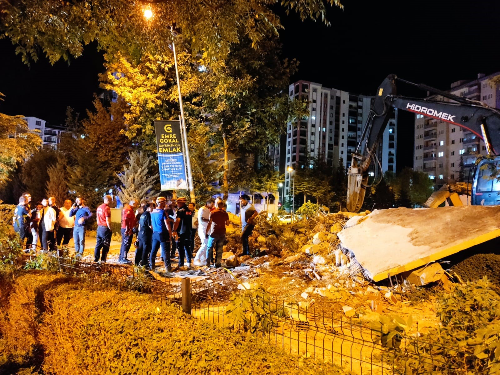 Niğdede faciadan dönüldü Yıkım sırasında yangın merdiveni yürüyüş yoluna devrildi