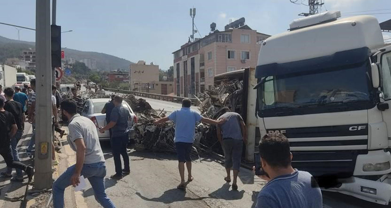 Enkazdan çıkan demirleri taşıyan tır devrildi 4 araç zarar gördü