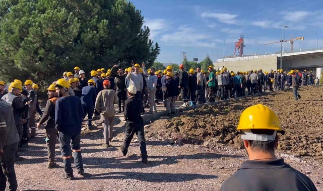 Yalovada tersanede yemekleri geç geldiği için cuma namazını kaçıran işçilerden protesto