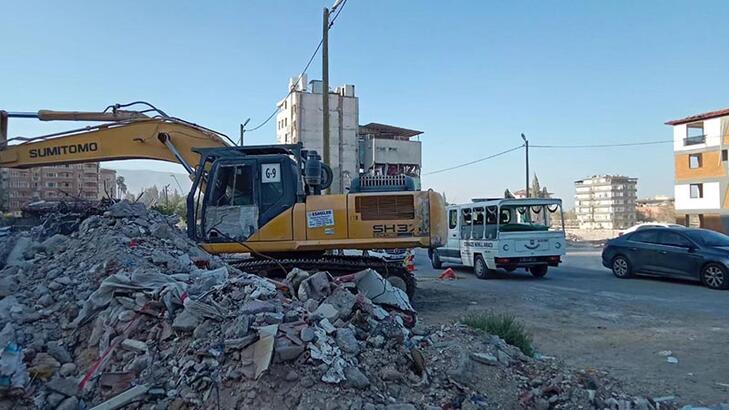 Depremin 215inci gününde temel kazısında enkazdan ceset çıktı