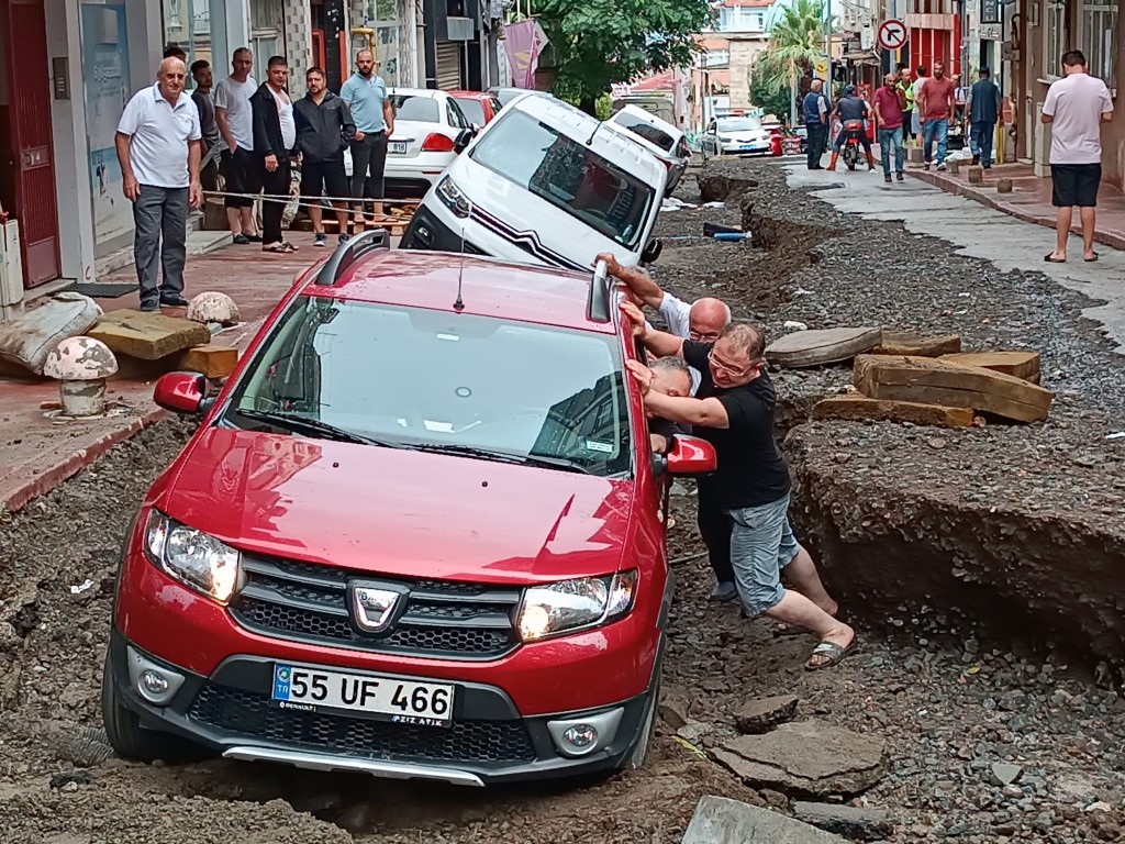 Samsunda sel afeti Cadde yarıldı araçlar yolun içinde mahsur kaldı