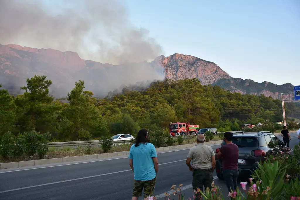 Antalya Kemer de orman yangını Bakan Tiryak Yerleşim yerlerinde şu anda bir tehlike yok