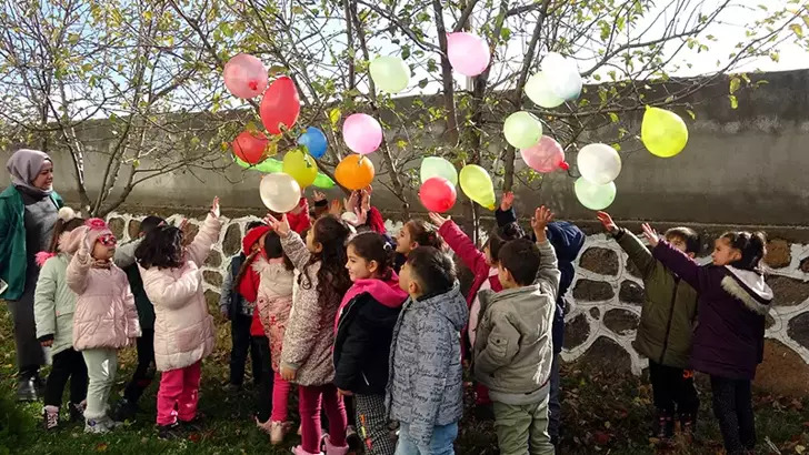 Vanlı çocuklar ölen Filistinli akranları için ağaçlara balon astı