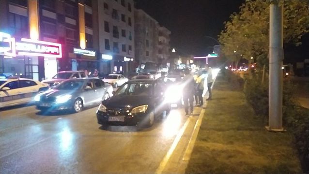 Kazadan yara almadan kurtulan sürücü tanımadığı kişiler tarafından bıçaklandı