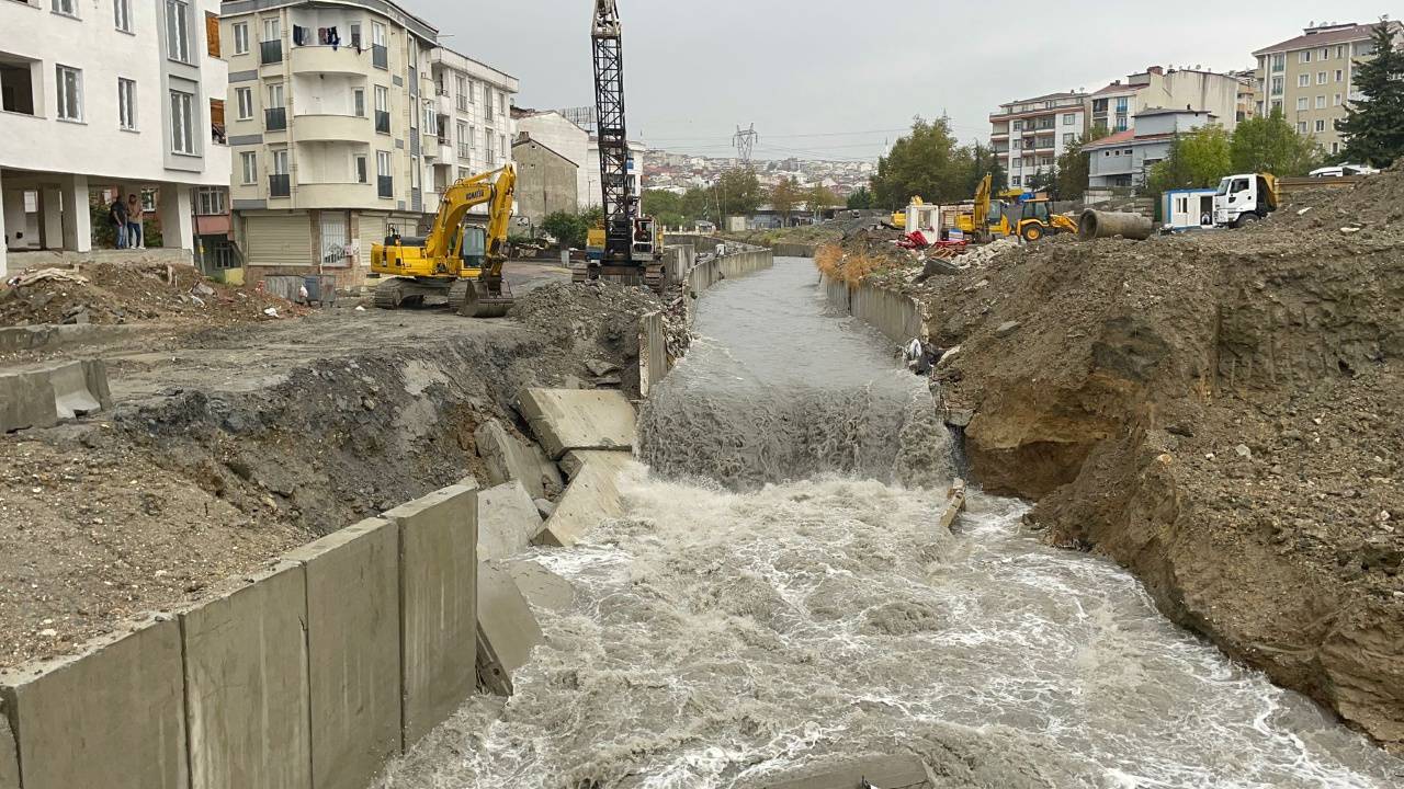 Esenyurtta dere taştı istinat duvarı yıkıldı