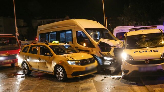 Bursada zincirleme trafik kazası Üçü polis 6 yaralı