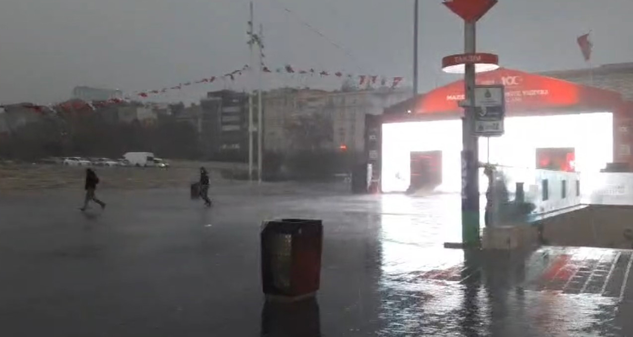 Taksimde önce hava karardı sonra sağanak yağış başladı