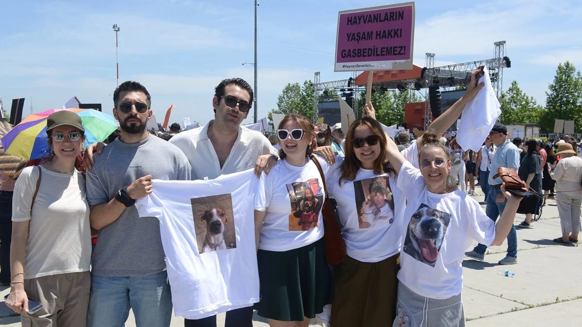 Melis Birkan, Sokak Hayvanları İçin Yenikapı'da Adalet İsteyenlerle Buluştu