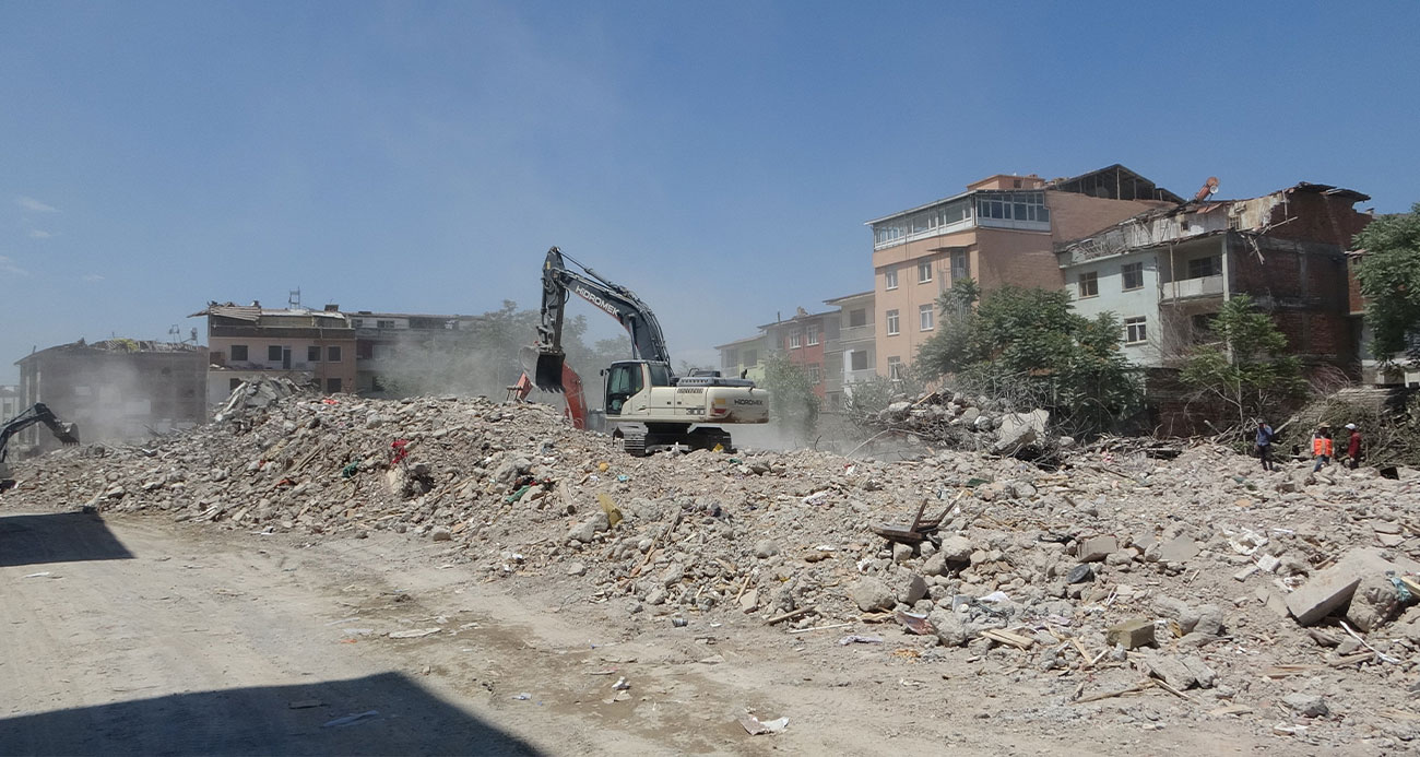 Ağır hasarlı binaların yıkıldığı Aslantepe Caddesi tarlaya döndü