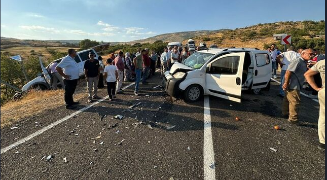 Elazığda iki hafif ticari aracın çarpışması sonucu 9 kişi yaralandı