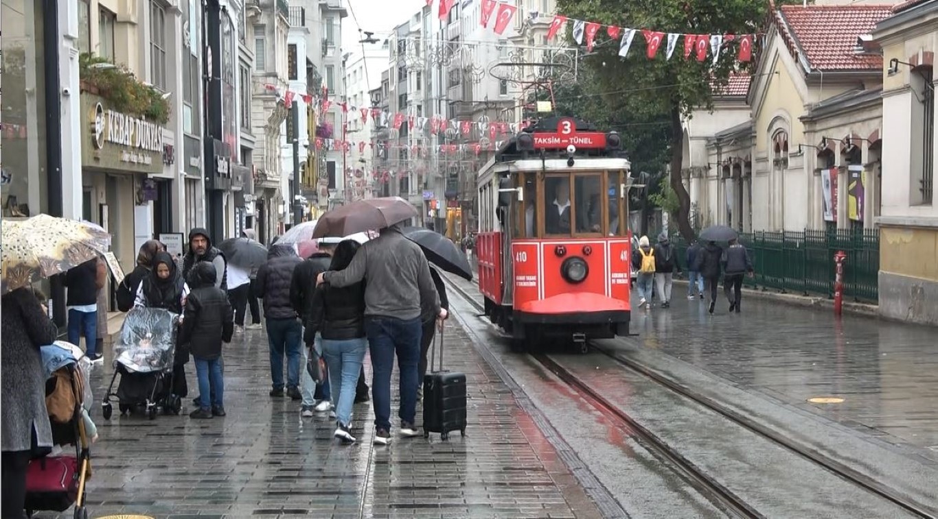 Taksimde sağanak yağış etkili oldu