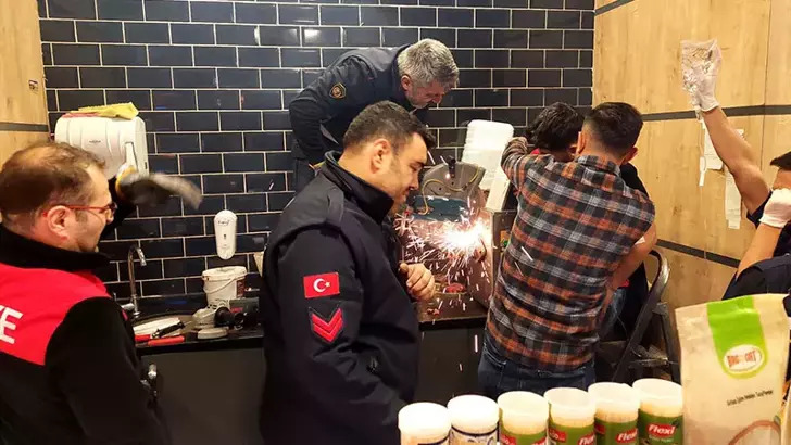 Kolunu kaptırdığı kıyma makinesiyle birlikte hastaneye kaldırıldı