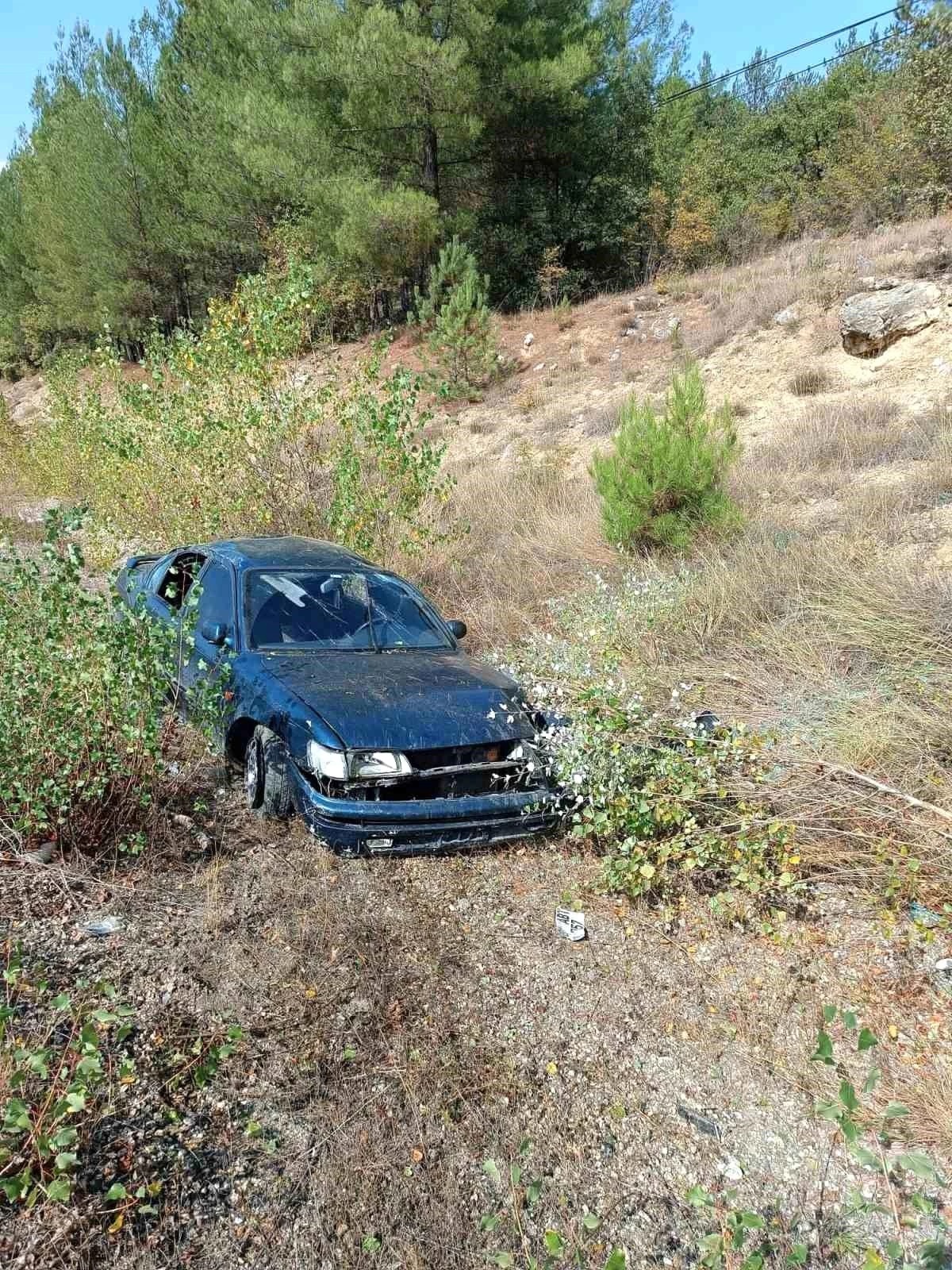 Karabükte yol kenarındaki ağaca çarpan otomobilde 3 kişi yaralandı