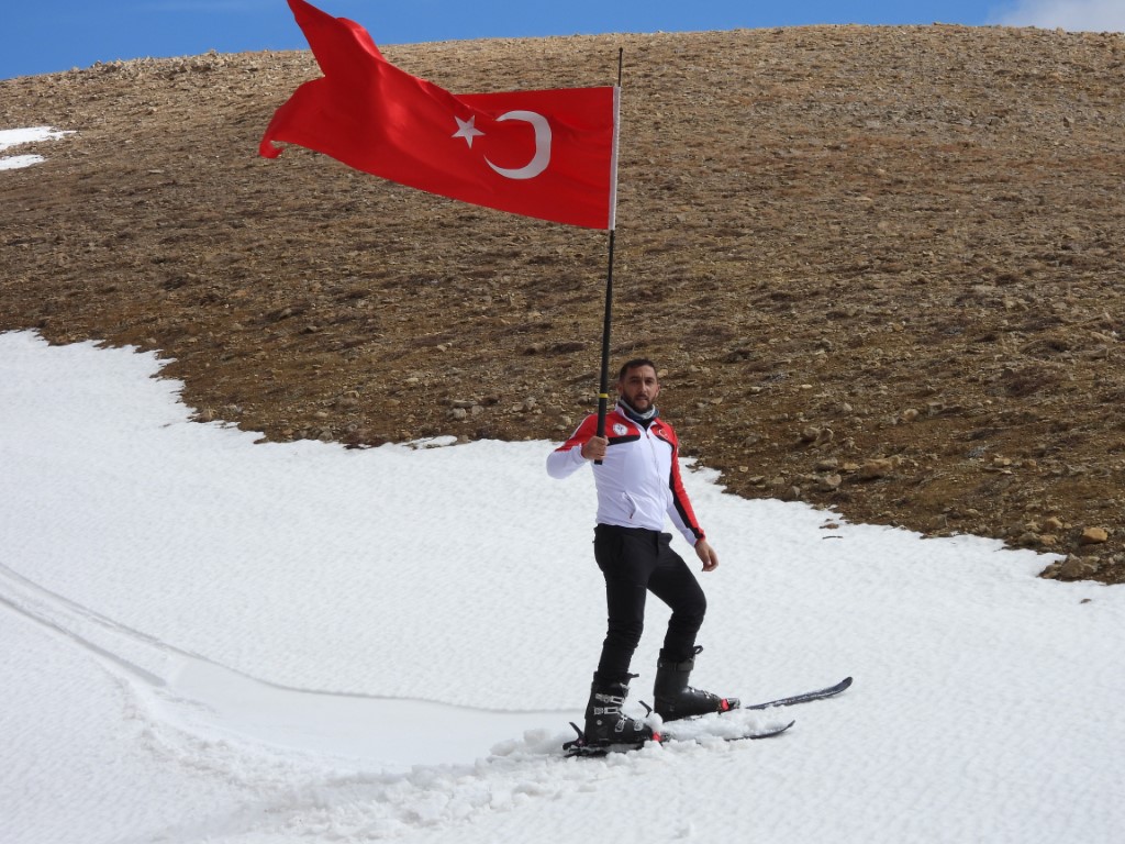 3 bin 250 rakımda Türk bayrağı açarak kayak yaptı