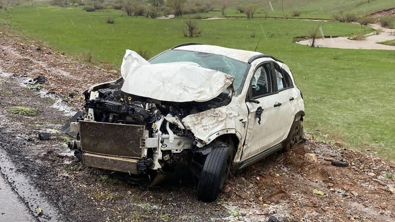 Karlıova'da Otomobil Devrilerek Yoldan Çıktı: 1 Yaralı