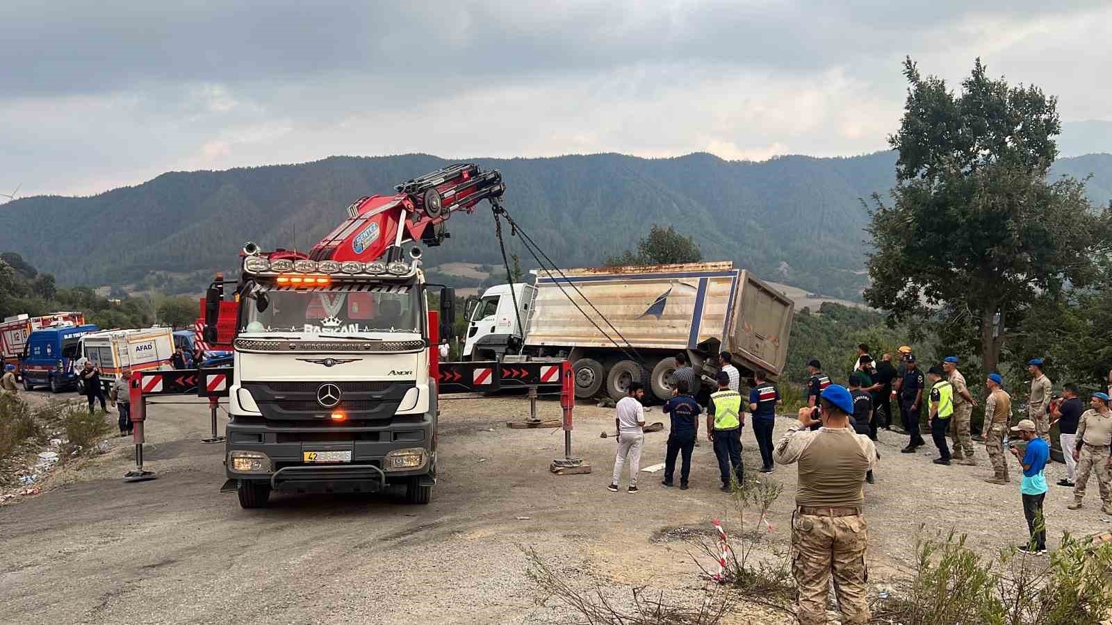 Kahramanmaraşta cenazeye dalan kamyon alandan kaldırıldı