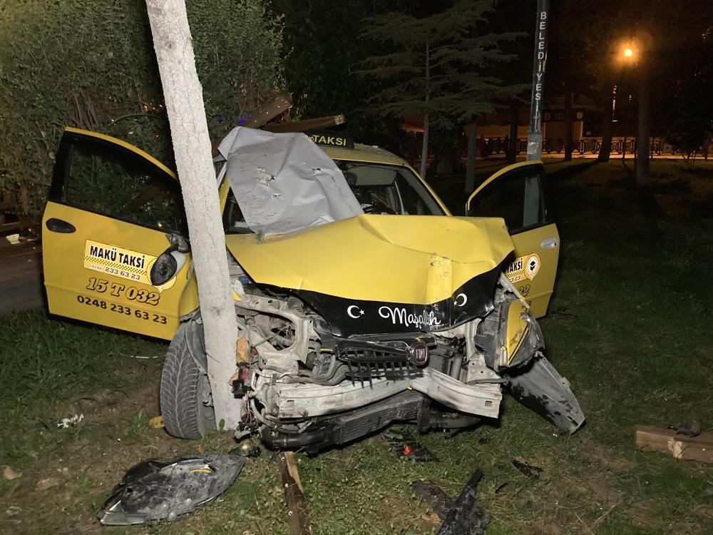 Burdur’da polisin dur ihtarına uymayan ehliyetsiz ve alkollü taksi sürücüsü çay bahçesine daldı