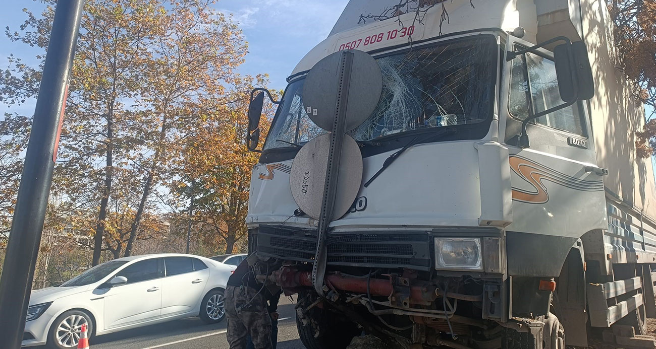 Freni patlayan kamyonet direğe çarparak durabildi