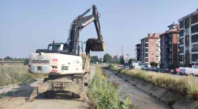 MASKİ Salihlideki Çakallar Deresini temizledi