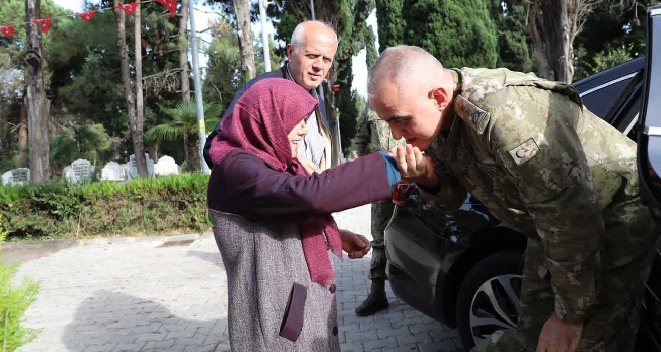 Komutan şehit annesini duygulandırdı Karşımda şehit oğlum var zannettim