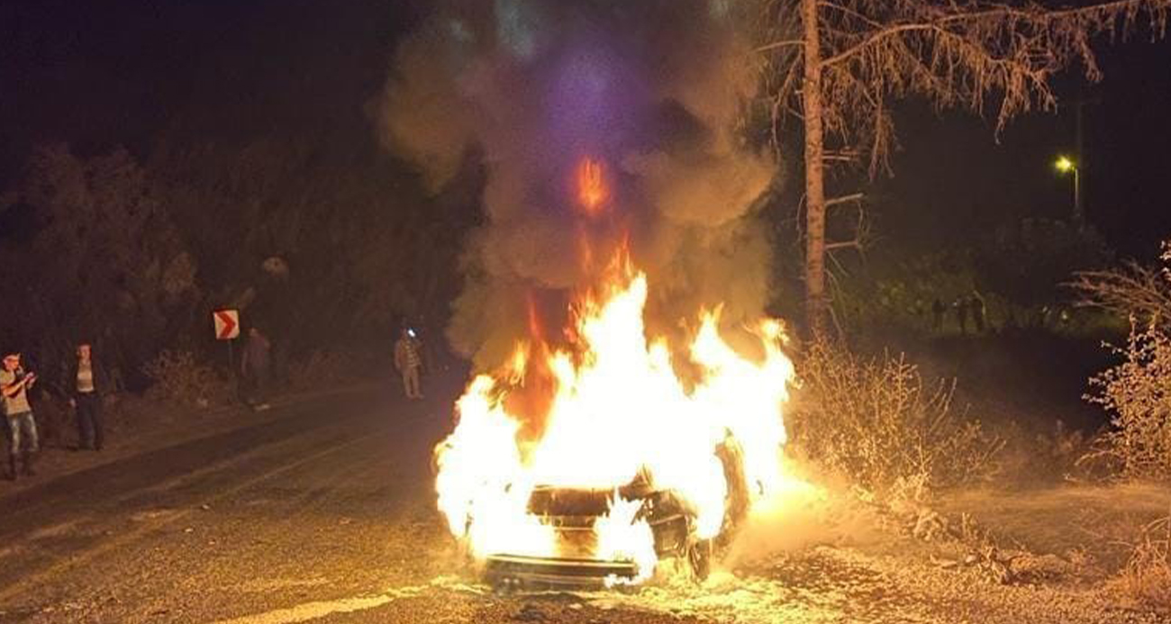 Seyir halindeki otomobil alev topuna döndü sürücü canını zor kurtardı